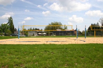 Lochham_Volleyballfeld_vonvorne_Rasen